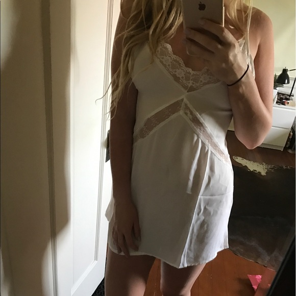 White dress - Picture 2 of 4