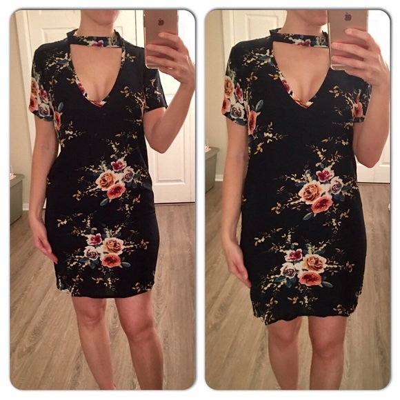 Dresses & Skirts - 🎉HP🎉Floral V-neck Choker Dress