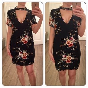 🎉HP🎉Floral V-neck Choker Dress
