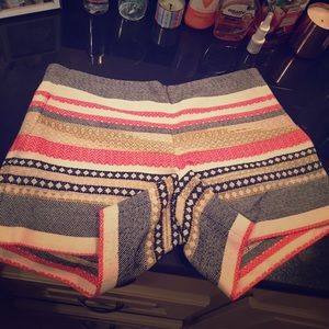 Great Printed shorts with pockets and side zipper!