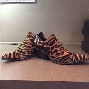 Stylish leopard booties with silver heels details