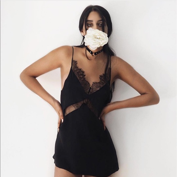 Lace dress - Picture 2 of 4