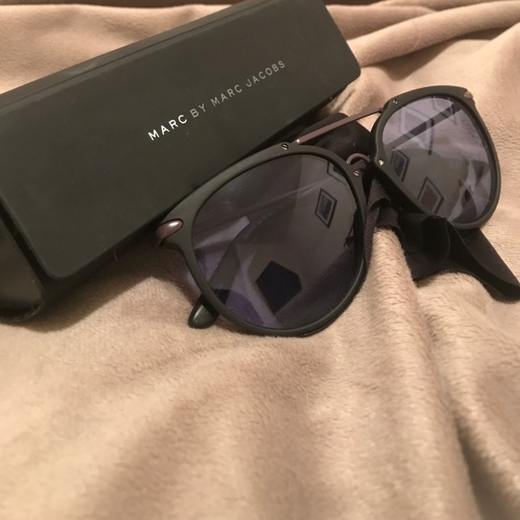 Black Marc by Marc Jacobs Women's Round Sunnies - Picture 1 of 3