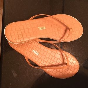 TKEES been worn once!!!! unique style.