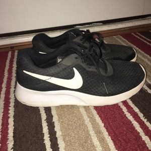 Women's Black Nike  Roshe