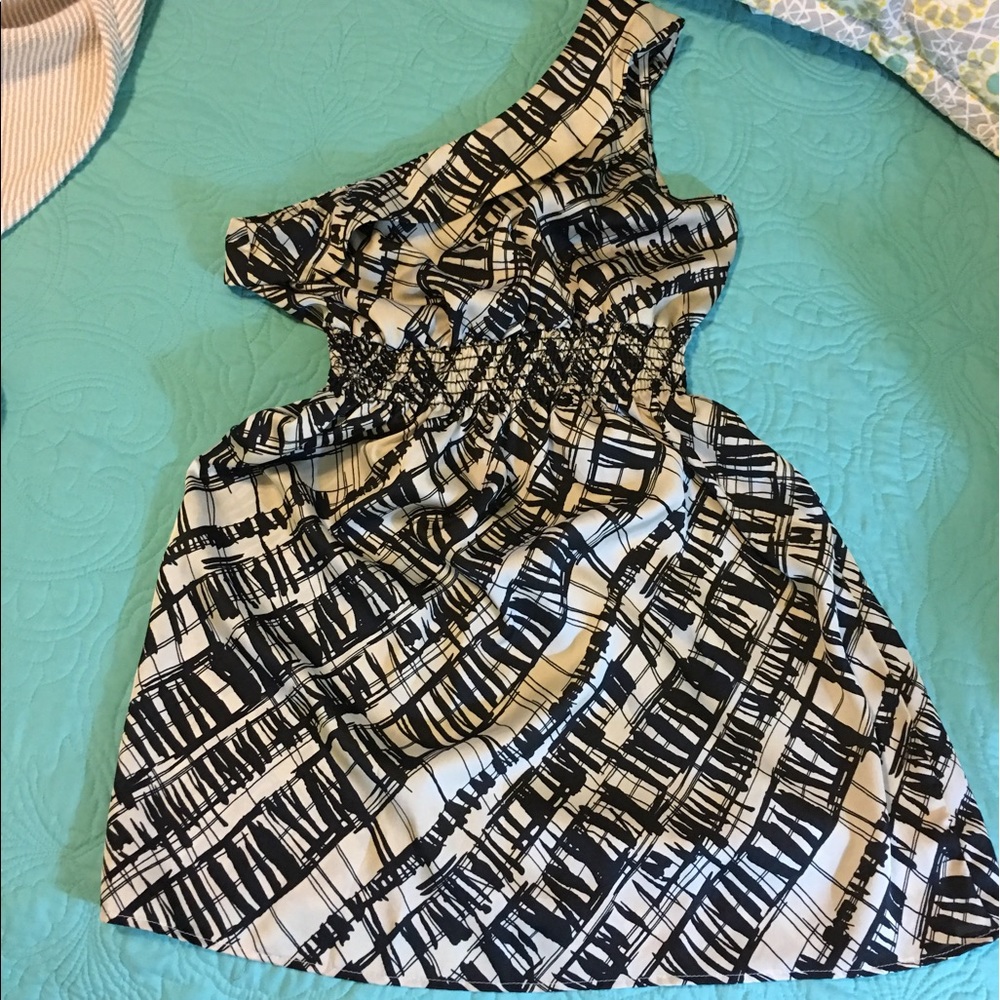 🖤💛 Final Touch One Sleeve Short Dress 💛🖤