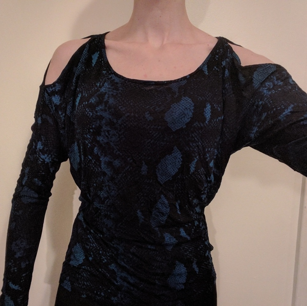 Cold-shoulder top