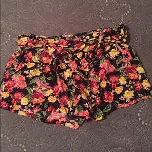 Floral shorts with fabric belt and pockets