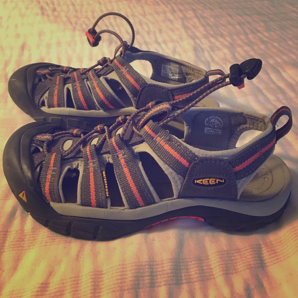 Keen full coverage water shoe