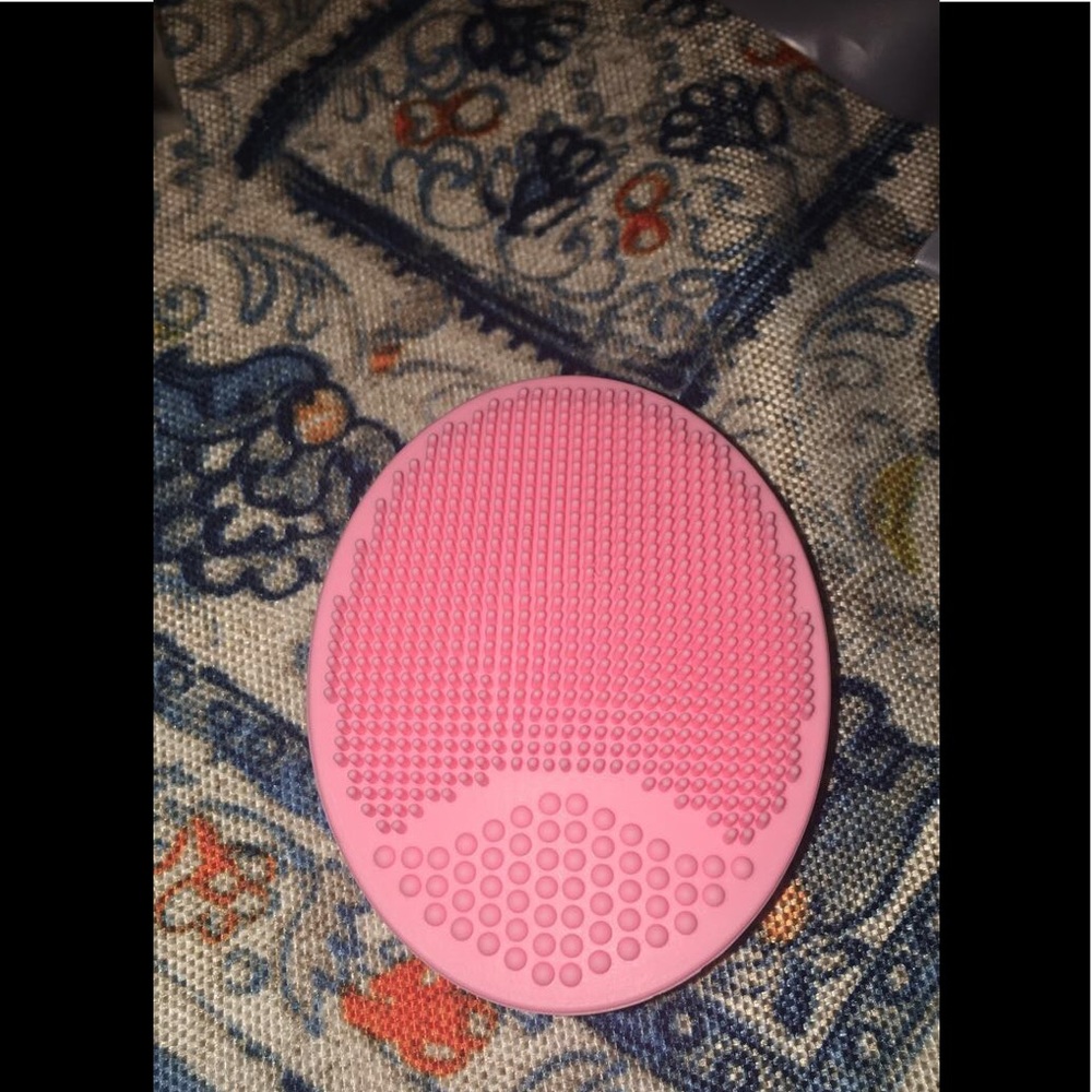 FACIAL CLEANSING PAD.