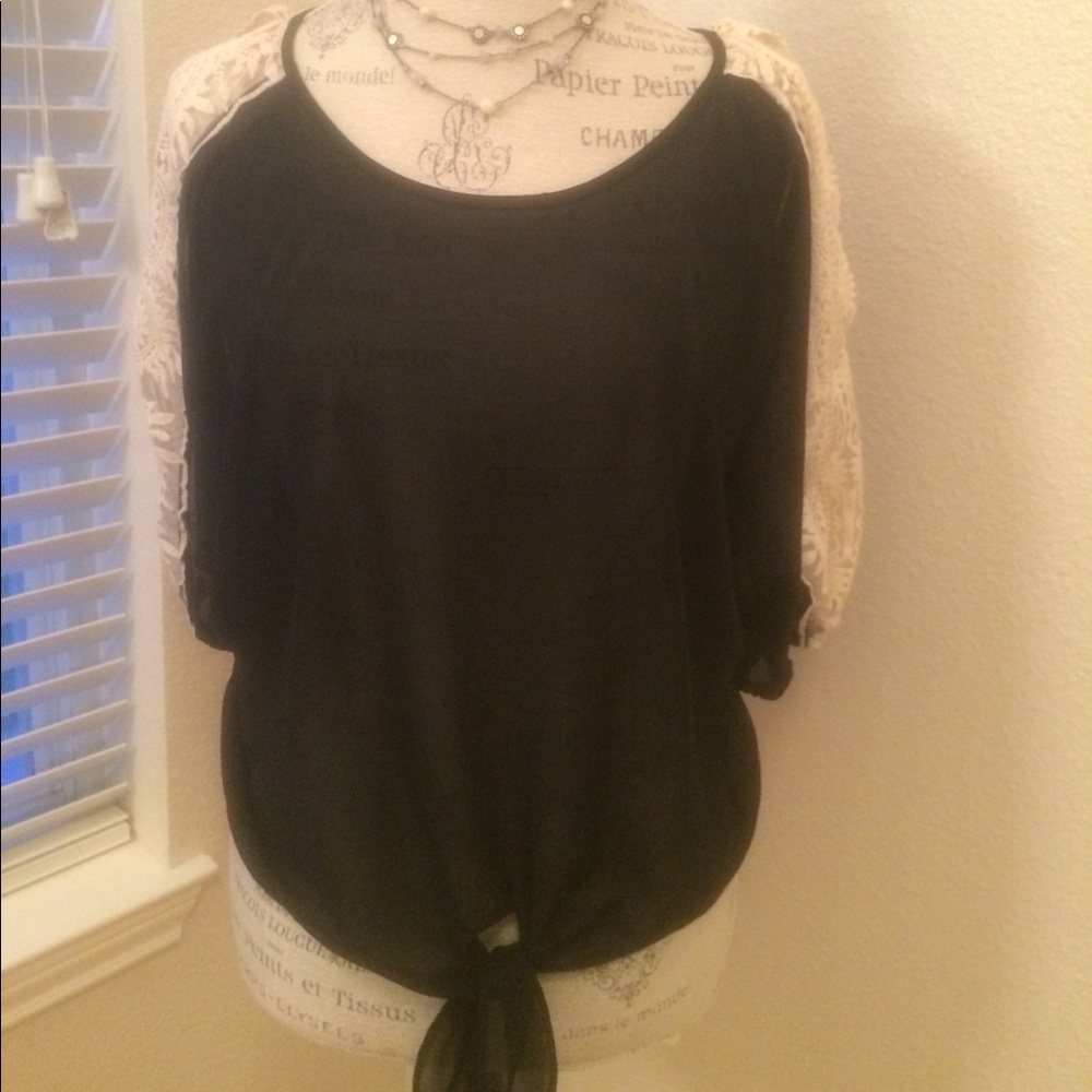 Beautiful Umgee USA sheer open Lace arm top. - Picture 1 of 6