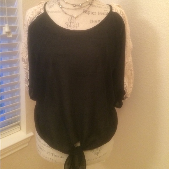 Umgee Tops - Beautiful Umgee USA sheer open Lace arm top.