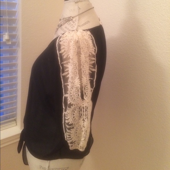 Beautiful Umgee USA sheer open Lace arm top. - Picture 2 of 6