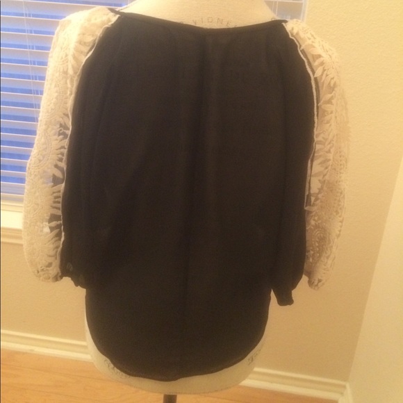 Beautiful Umgee USA sheer open Lace arm top. - Picture 3 of 6