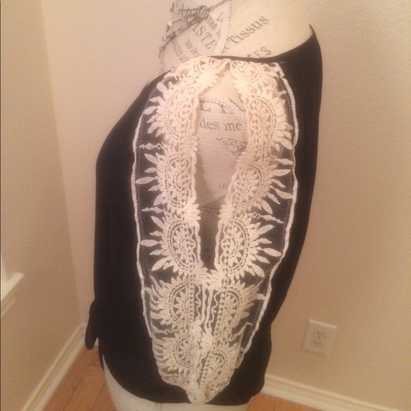 Beautiful Umgee USA sheer open Lace arm top. - Picture 4 of 6