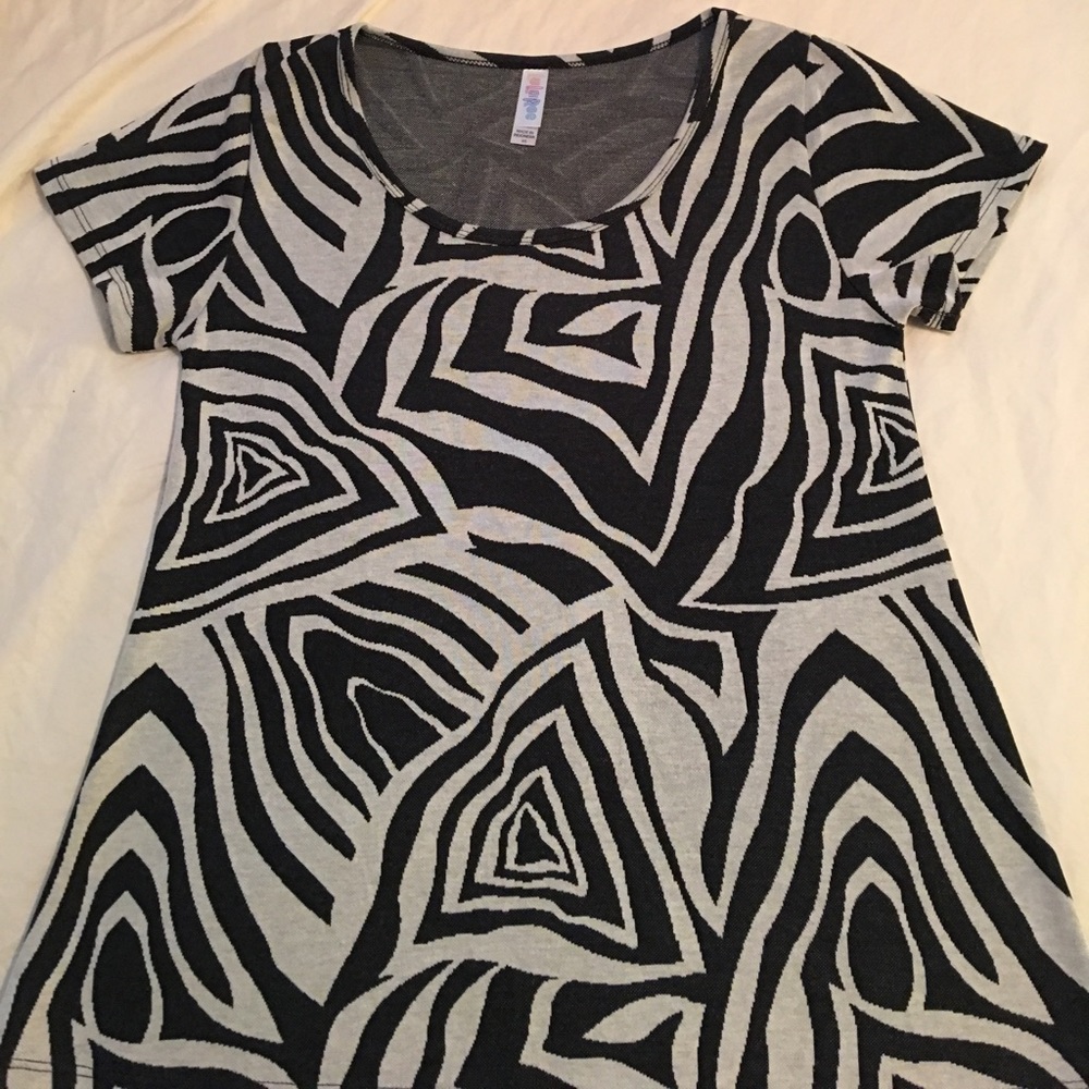 Like new lularoe classic tee