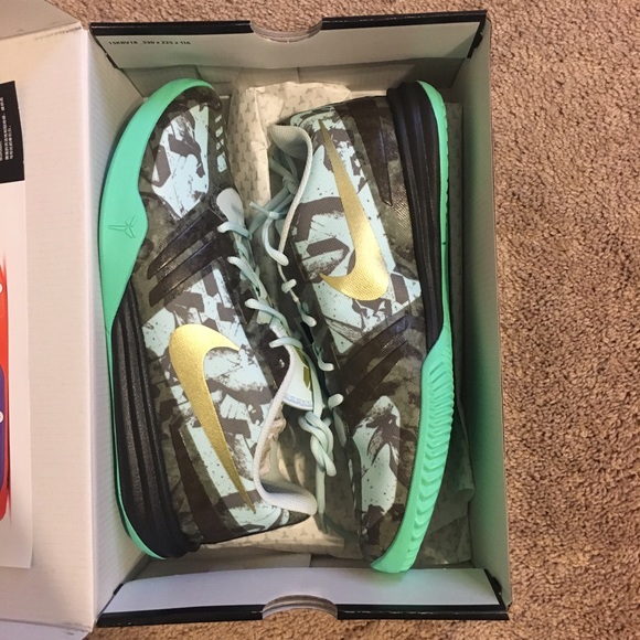 Nike Other - Nike Kobe Mentality Mint Green/Metallic Gold Sz 11