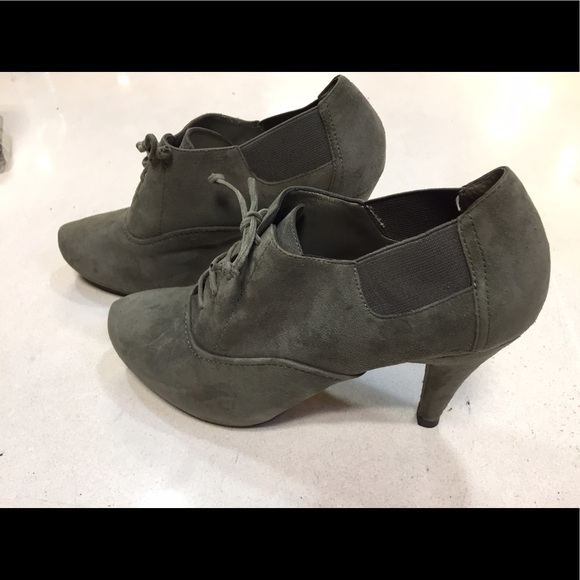 Me Too Gray Suede  Lace up Heeled Shoes size 9.5 - Picture 1 of 5