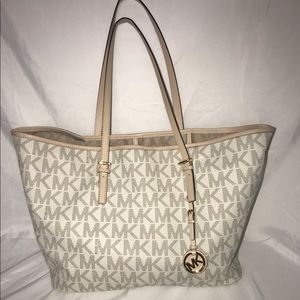 Large Authentic White Micheal Kors tote !!