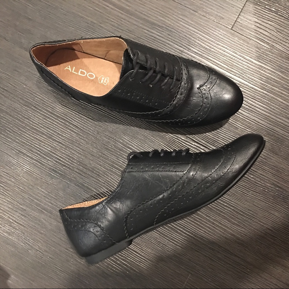 Also black leather Oxford wingtip flats