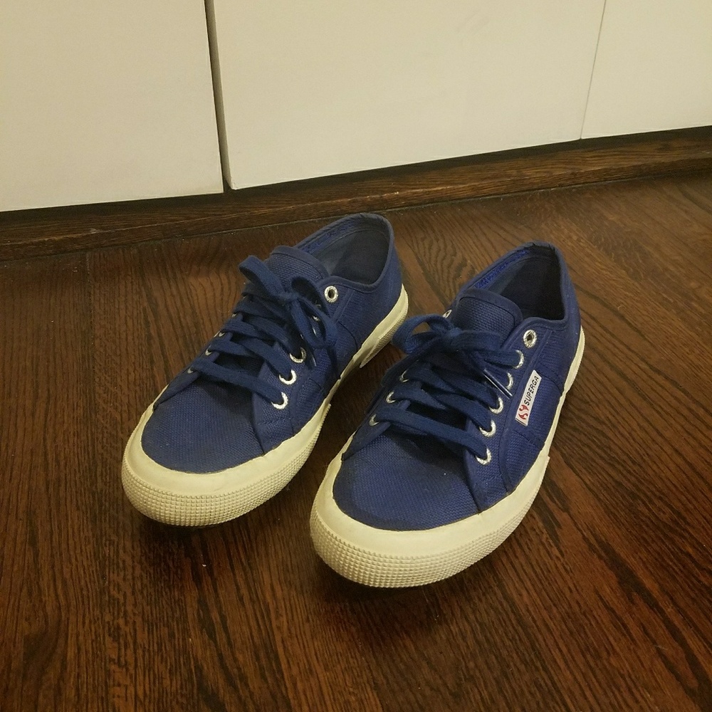 SUPERGA lace up sneakers in EUC