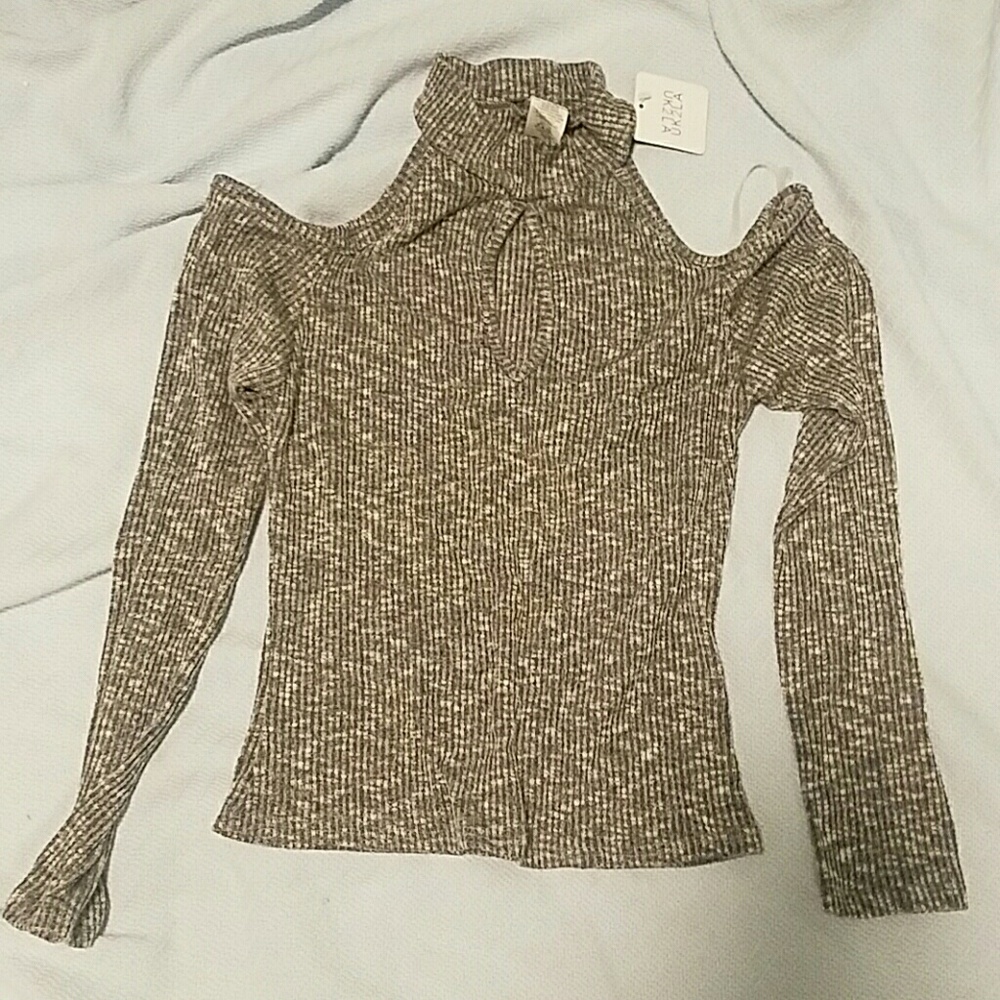 Keyhole cutout, cold shoulder shirt