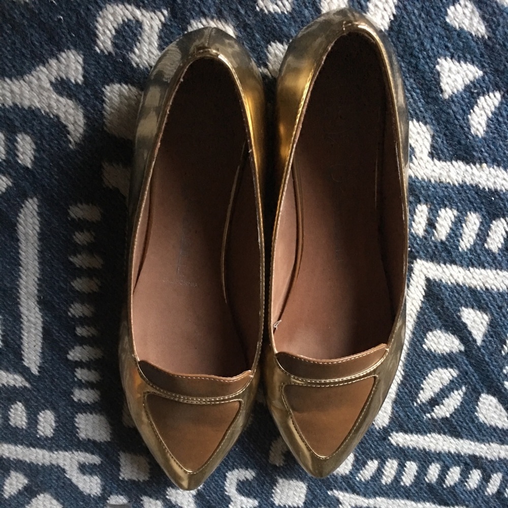 Gold flats - Picture 2 of 6
