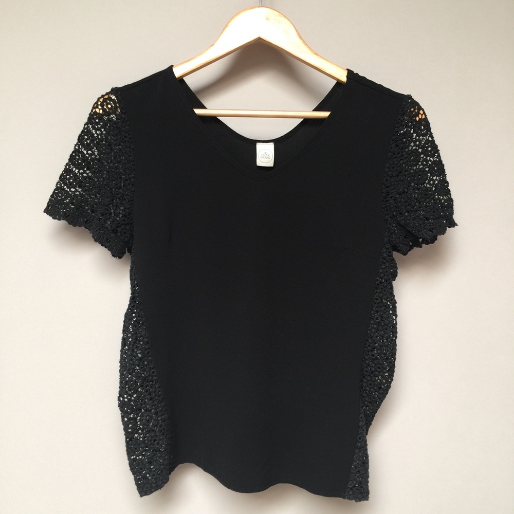 BLACK FLOWER CROCHET DETAIL TOP
