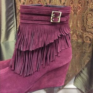 AEROSOLE Raspberry suede fringe booties US9 EU7