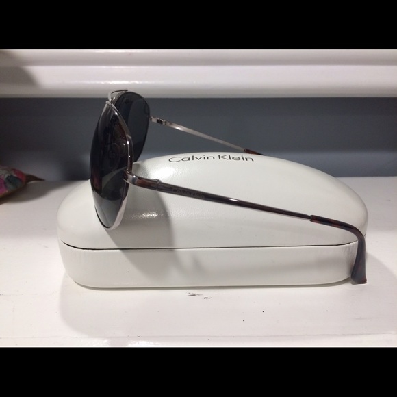 Calvin Klein - Picture 2 of 4