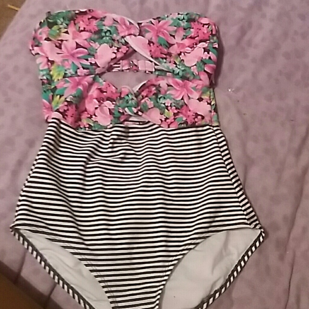 1 piece bathing suit with hole cut out in stomach