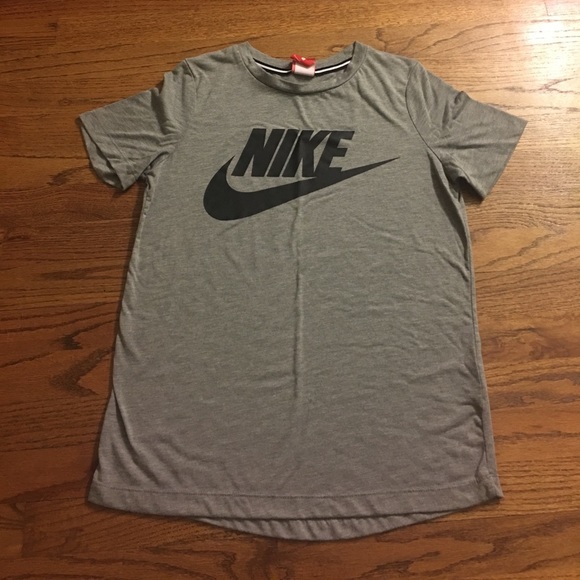 Nike Tops - Nike Tee
