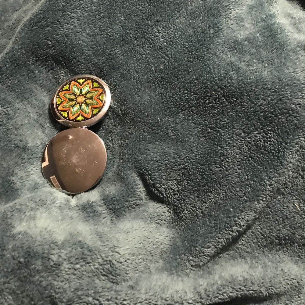 Compact. - Picture 3 of 3