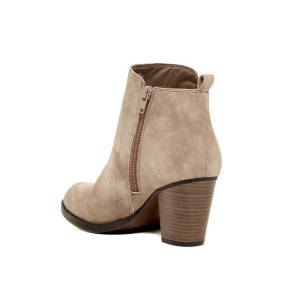 Distressed Side Fringe Boho Chic Ankle Booties - Picture 5 of 6