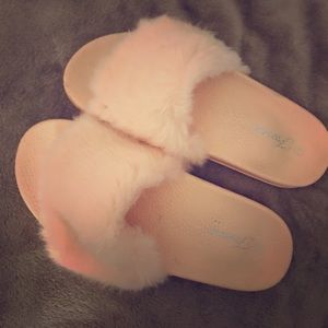Slide fuzzy sandals