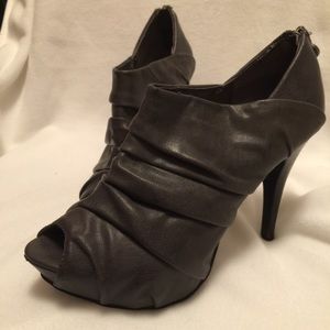 Simply Vera Vera Wang leather heels w/ zippers