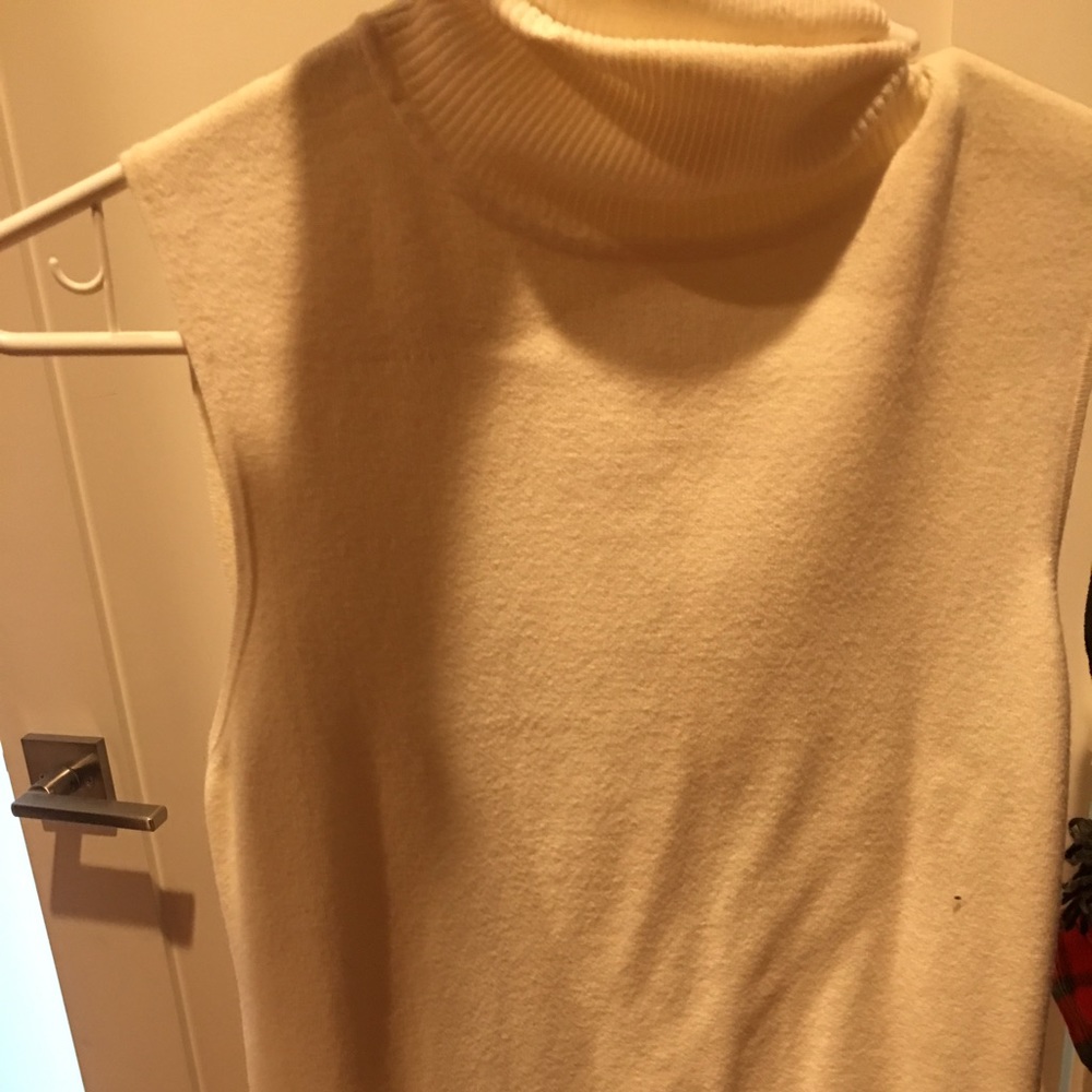 Ann taylor size L cream sleeveless turtleneck