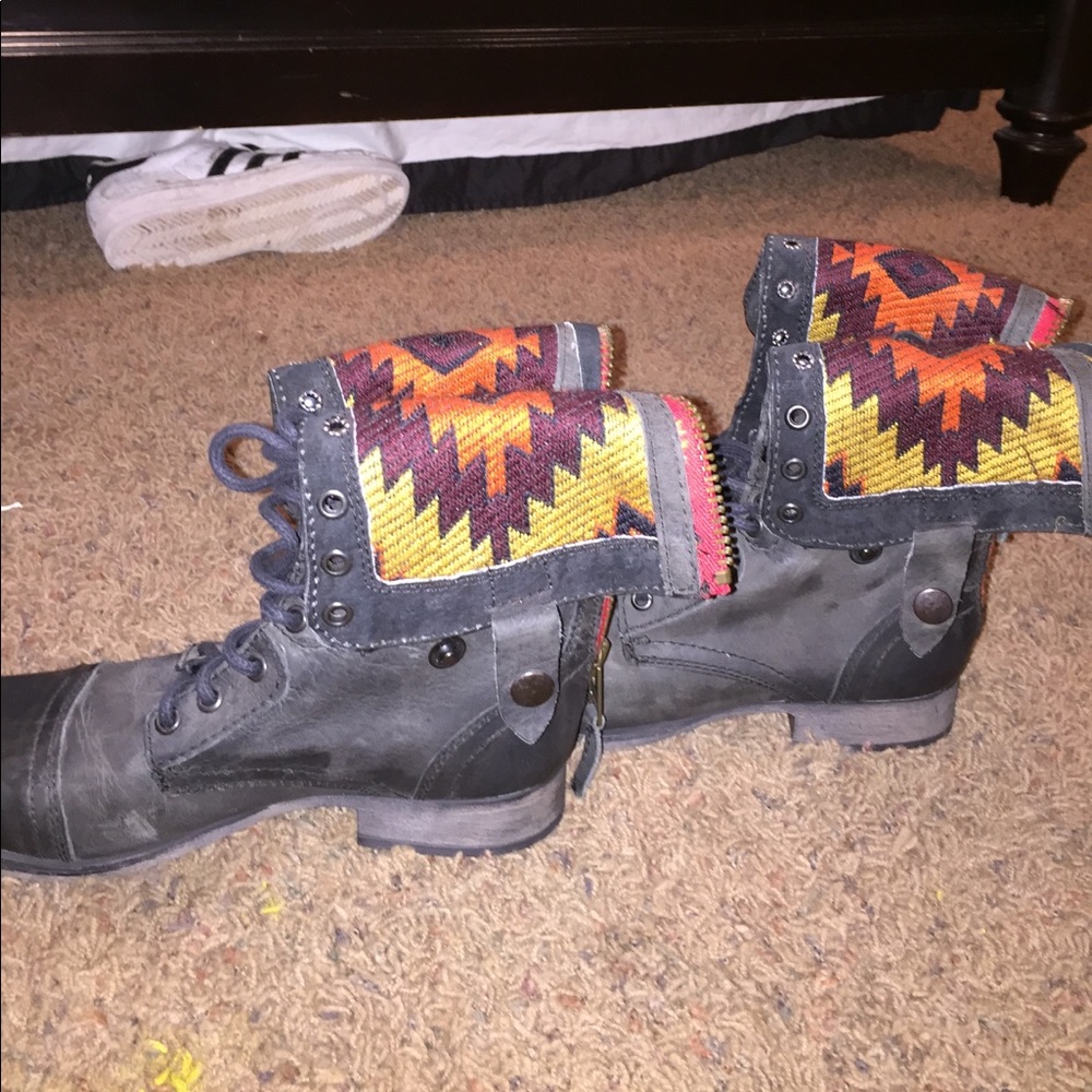 Black Steve Madden combat boots