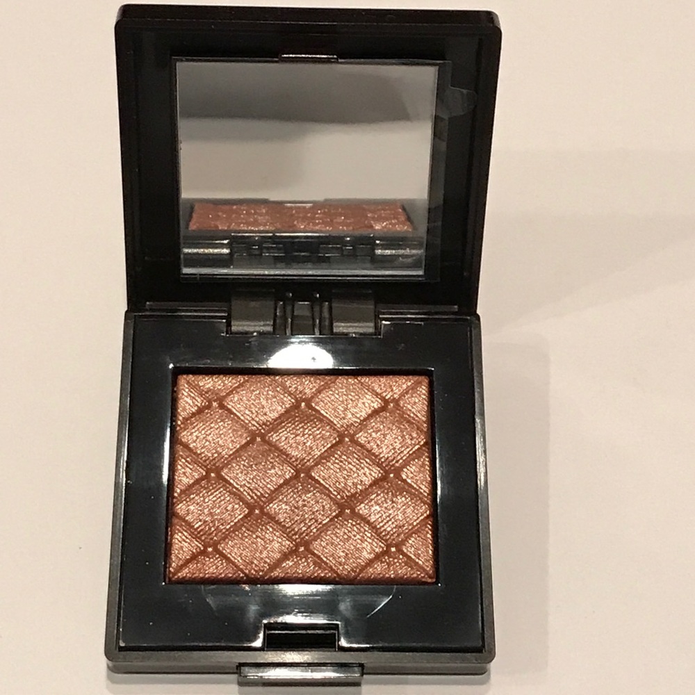 Laura Mercier illuminating eye color