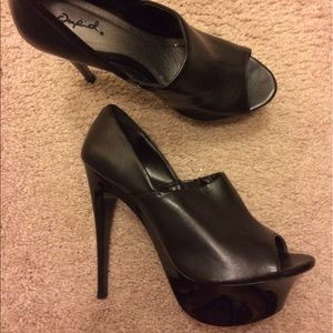 Cute black high heels 👠