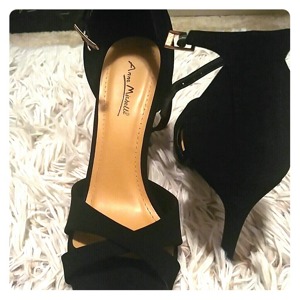 Black faux suede heels 👠