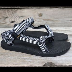 teva campo black and white