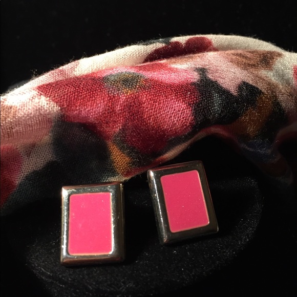 Vintage pink enamel pendant and clip earring set - Picture 3 of 6