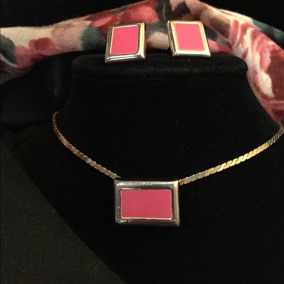 Vintage pink enamel pendant and clip earring set - Picture 4 of 6