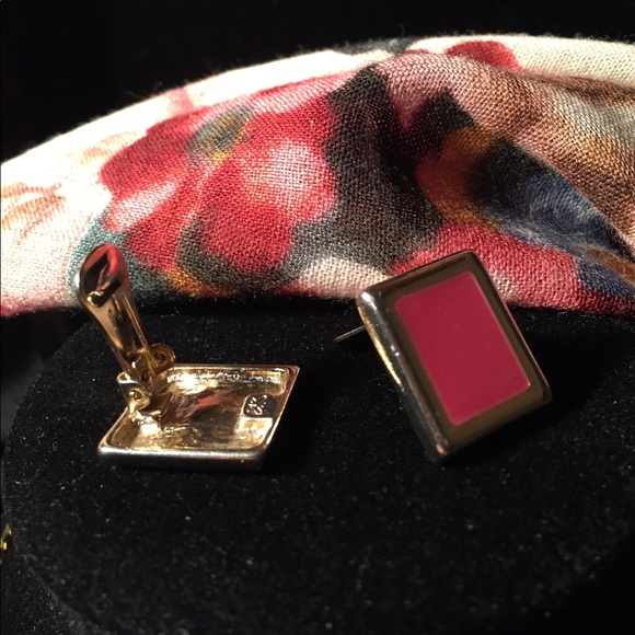 Vintage pink enamel pendant and clip earring set - Picture 5 of 6