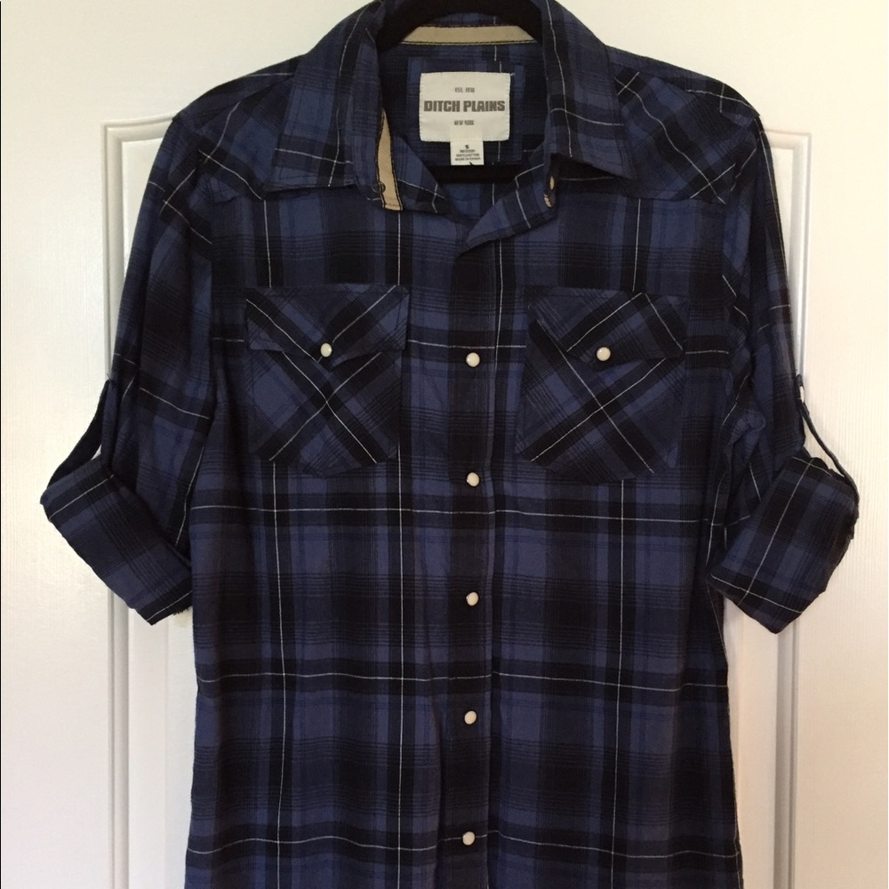 Long sleeve flannel pattern shirt.