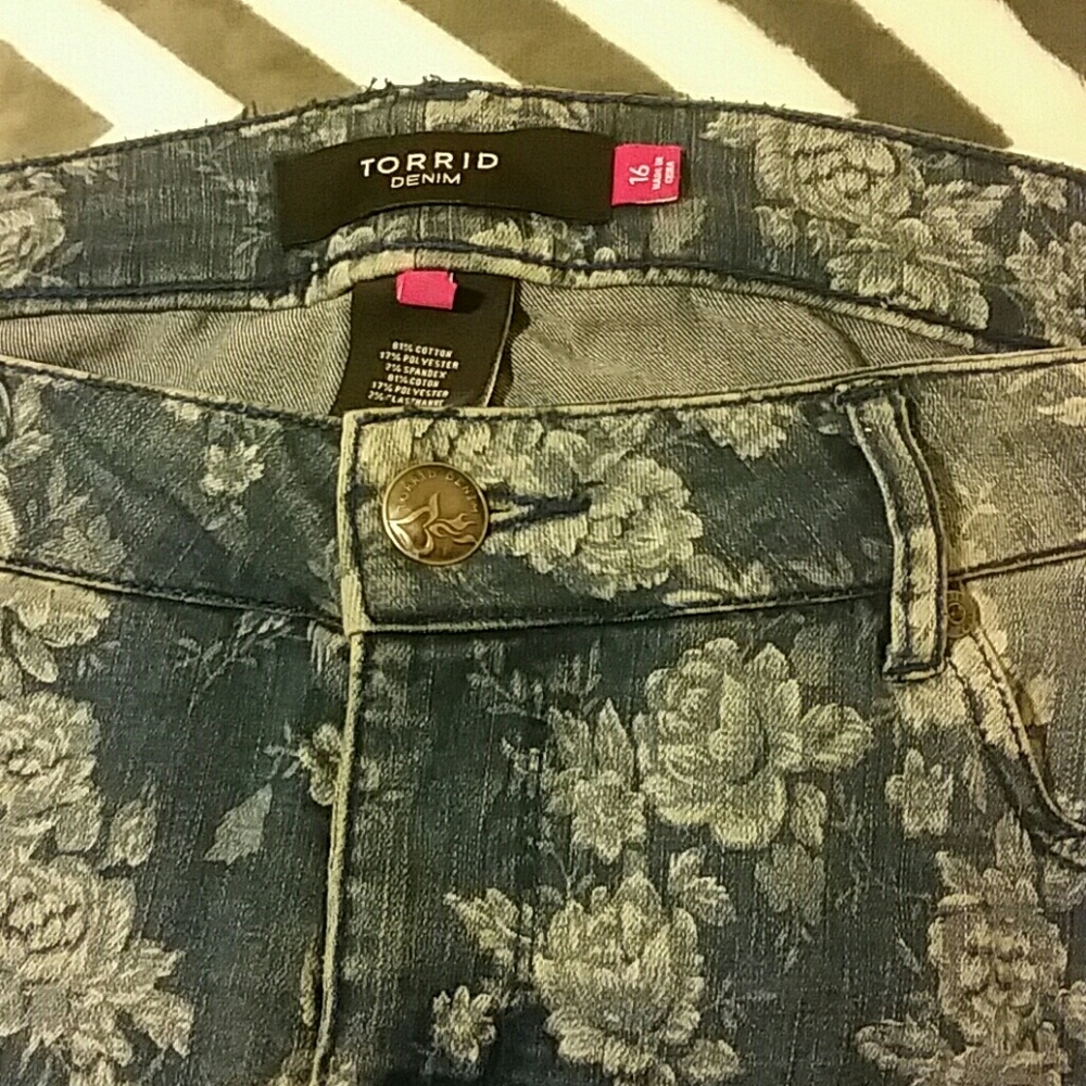 Like new Torrid floral skinny