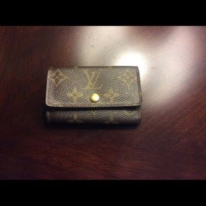 Authentic Louis Vuitton 6 Key Holder
