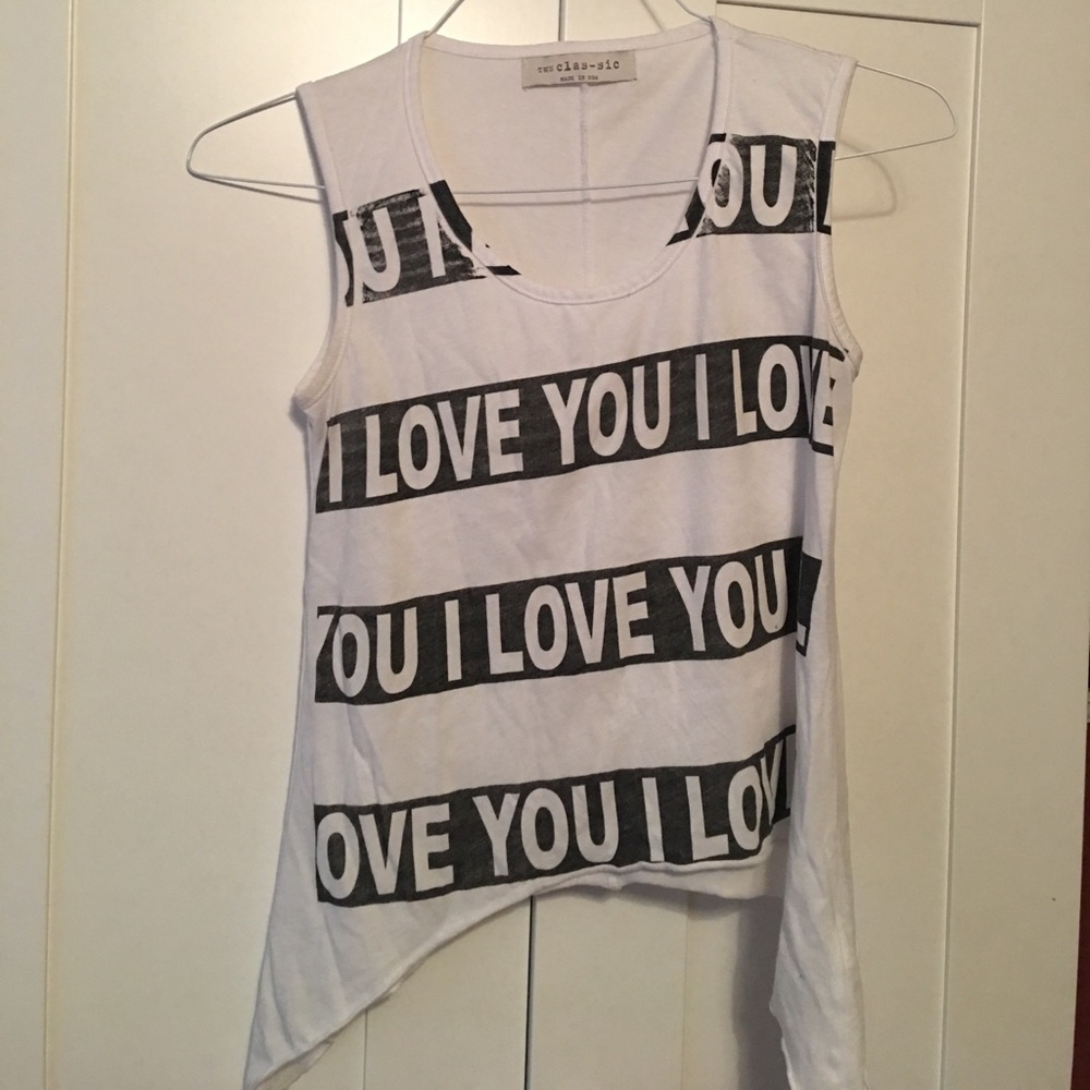 White tee shirt w graphic design