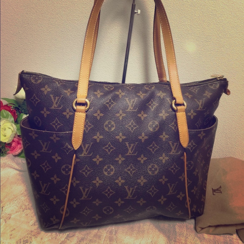 🌹SOLD🌹Authentic Louis Vuitton Totally MM